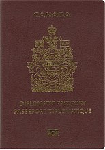 جلد پاسپورت الکترونیکی دیپلماتیک کانادا. روکش به رنگ مارونی با تاج طلایی رنگ است. متن عبارت «کانادا» و «گذرنامه دیپلماتیک» و «گذرنامه دیپلماتیک» است.